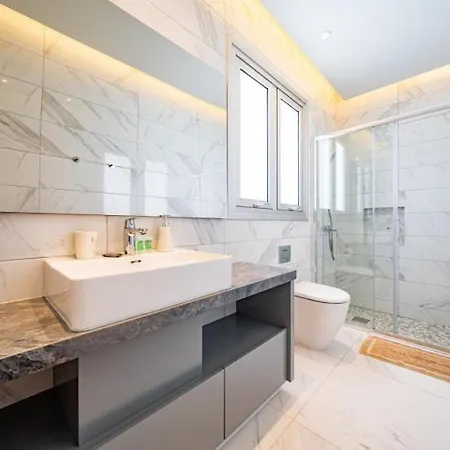 Apartment Mythicals Ground Floor With Garden 2 Bed *