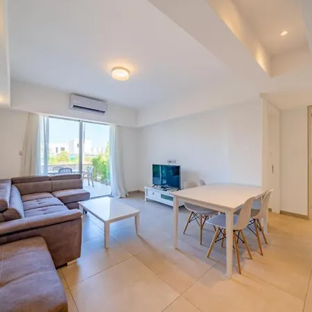 Mythicals Ground Floor With Garden 2 Bed Apartment *