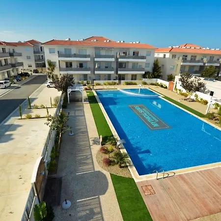 Apartment Mythicals Ground Floor With Garden 2 Bed *