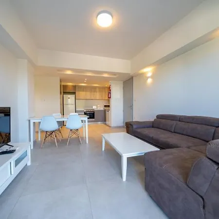 Mythicals Ground Floor With Garden 2 Bed Διαμέρισμα *