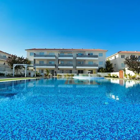 Mythicals Ground Floor With Garden 2 Bed Apartment *